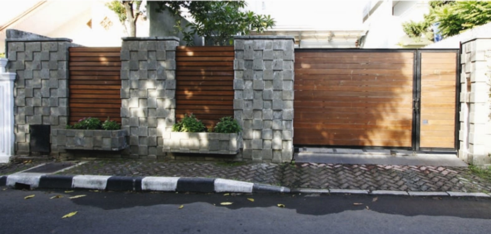 5 Ide Desain Pagar Kayu Teras Rumah Minimalis dan Estetik PT.Putra